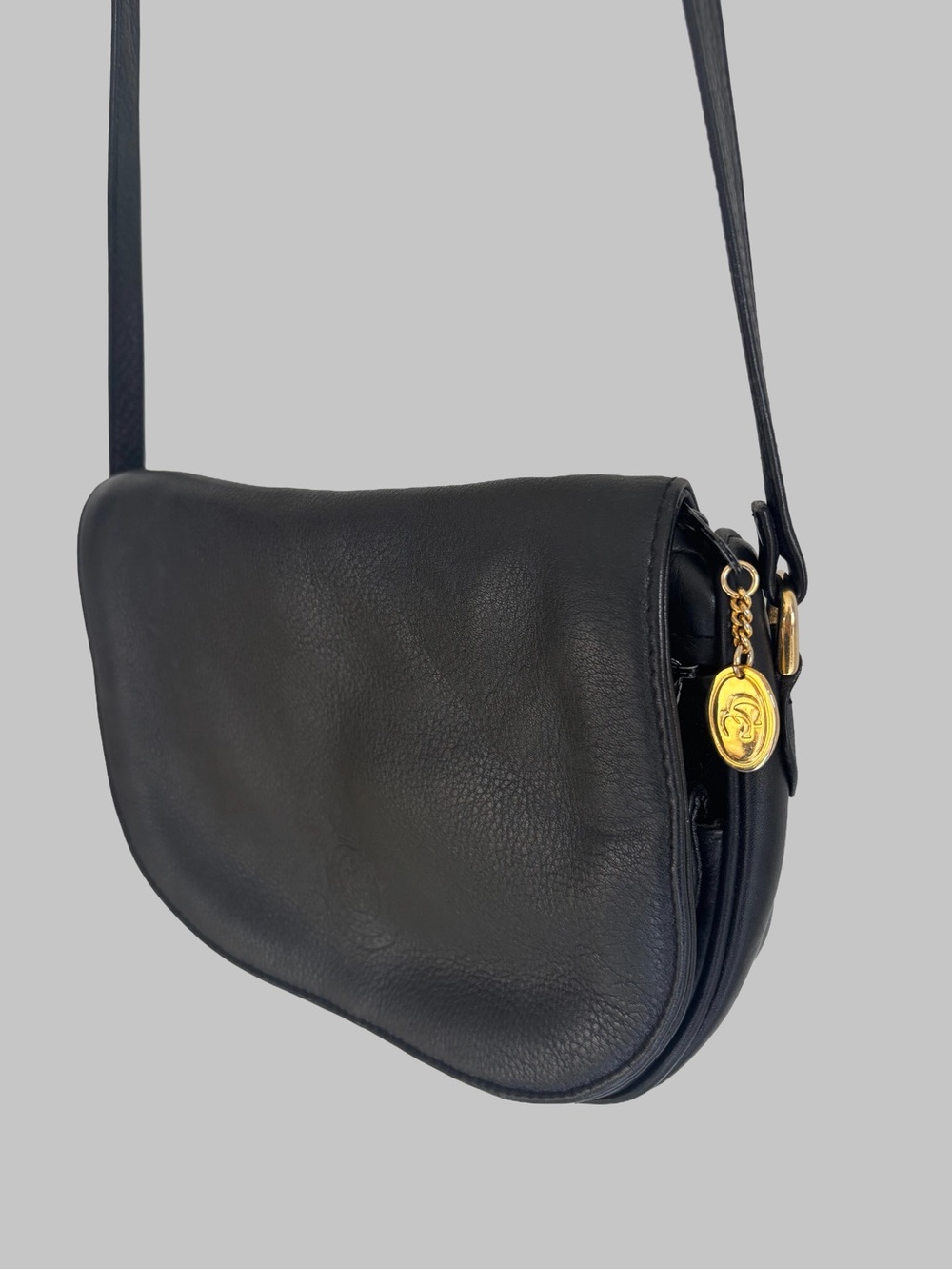 Vintage Charter Club Black Leather Flap Crossbody Bag Gold Medallion Accent - Picture 4 of 13